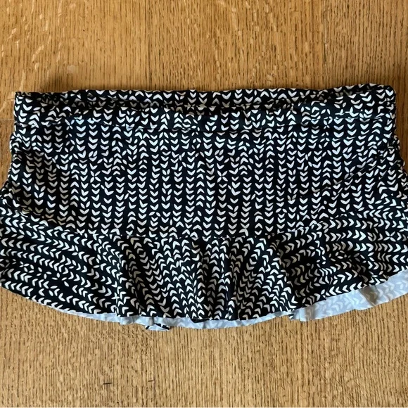 Black and White Patterned Swim Skirt - Picture 1 of 4